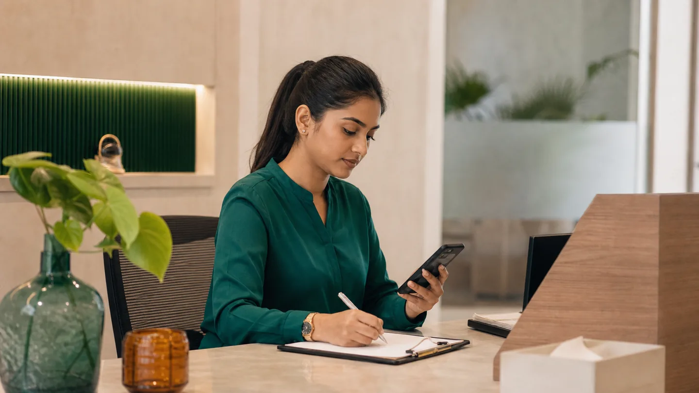 WhatsApp से dental patients कैसे लाएँ: responsible workflow: a receptionist using a concise reply checklist while scheduling an appointment by phone messaging.